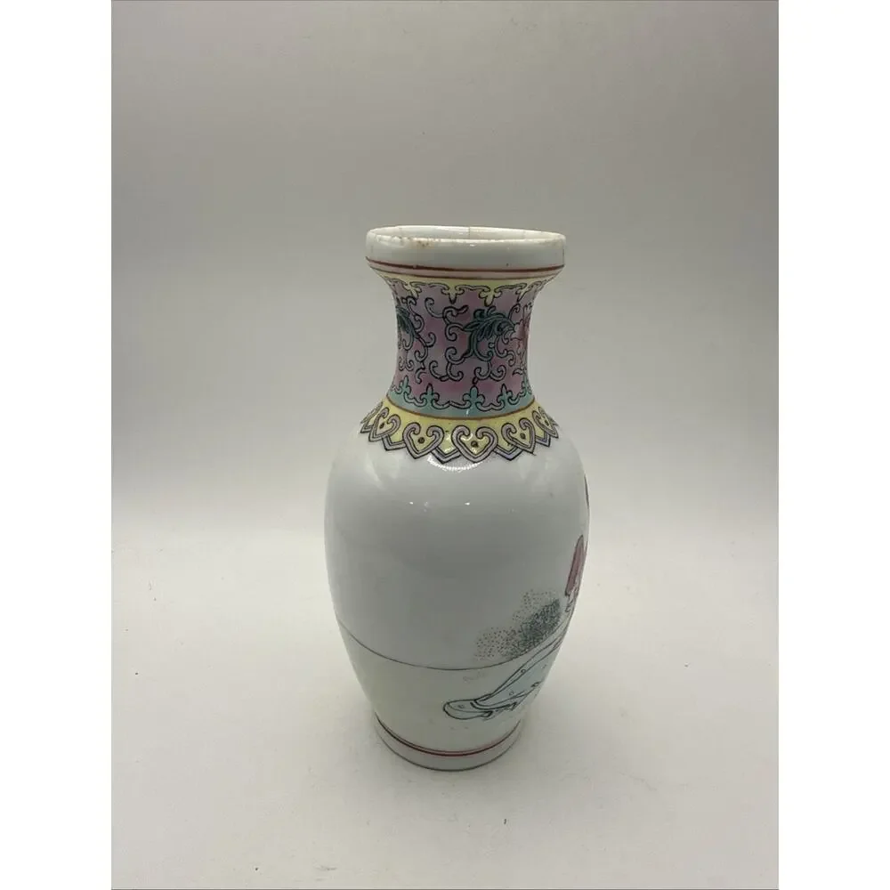 Vintage Chinese Famille Rose Porcelain Vase 5.5” Tall *